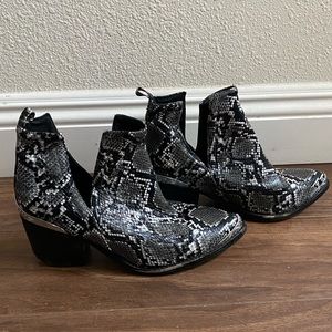 Jeffrey Campbell Cromwell snake cowboy boots 8.5